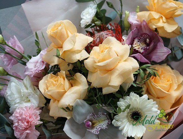Buchet cu trandafiri crem și orhidee „Gustul sărbătorii” foto
